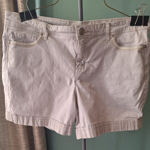 Gloria Vanderbilt Women's Light Beige Cotton Shorts. Sz 12